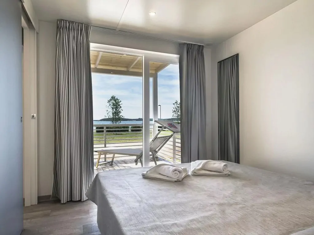 lodge-deluxe-sea-view-campsite-bivilage-interior-bedroom