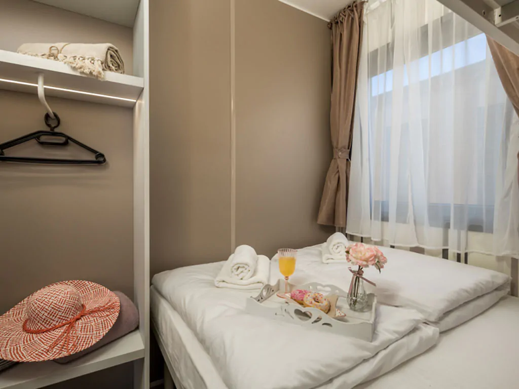 strasko-mobile-home-adria-superior-interior-bed-room-iii
