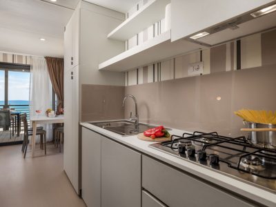 strasko-mobile-home-adria-superior-interior-kitchen-top-iii