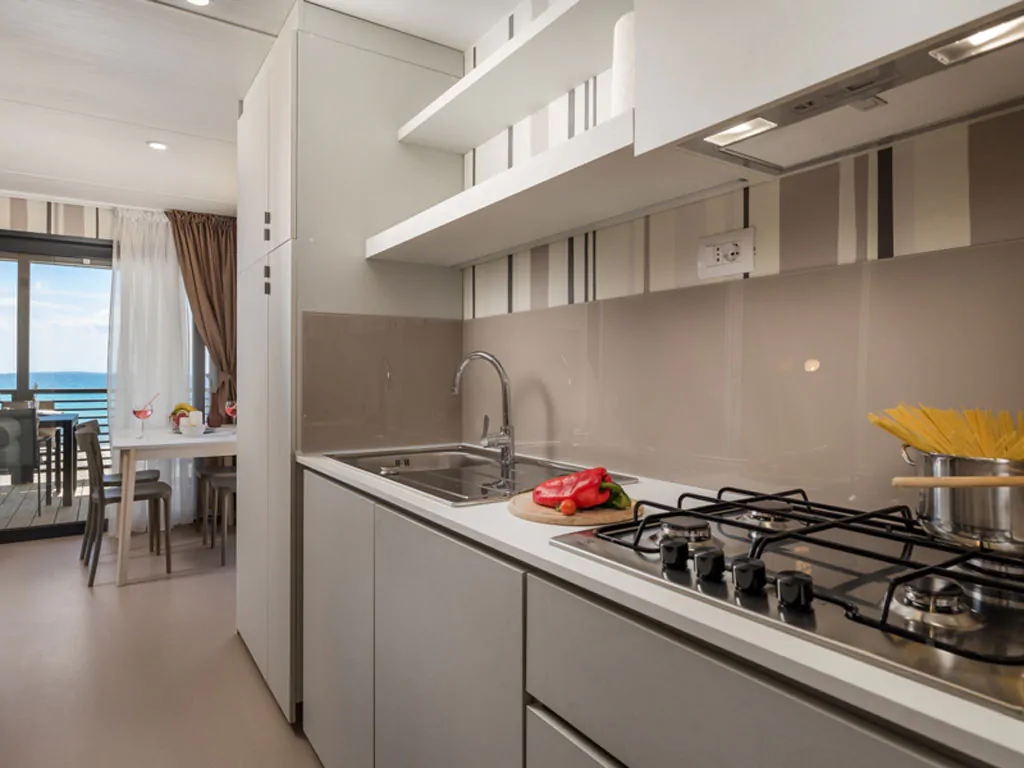 strasko-mobile-home-adria-superior-interior-kitchen-top-iii