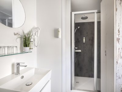 campsite-valkanela-mobile-home-forest-escape-family-interior-bathroom