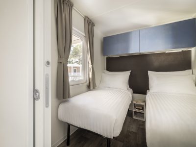 campsite-valkanela-mobile-home-forest-escape-family-interior-bathroom-single-beds
