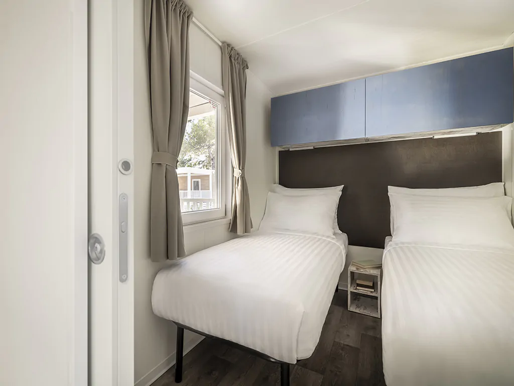 campsite-valkanela-mobile-home-forest-escape-family-interior-bathroom-single-beds