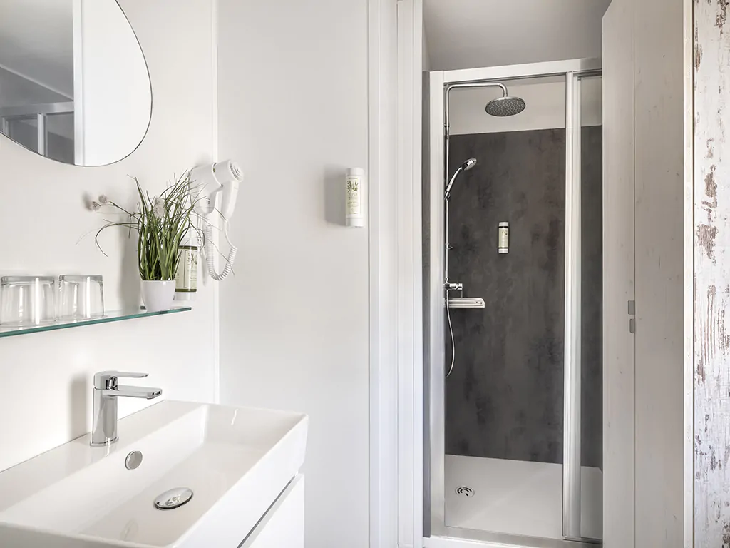 campsite-valkanela-mobile-home-forest-escape-family-interior-bathroom