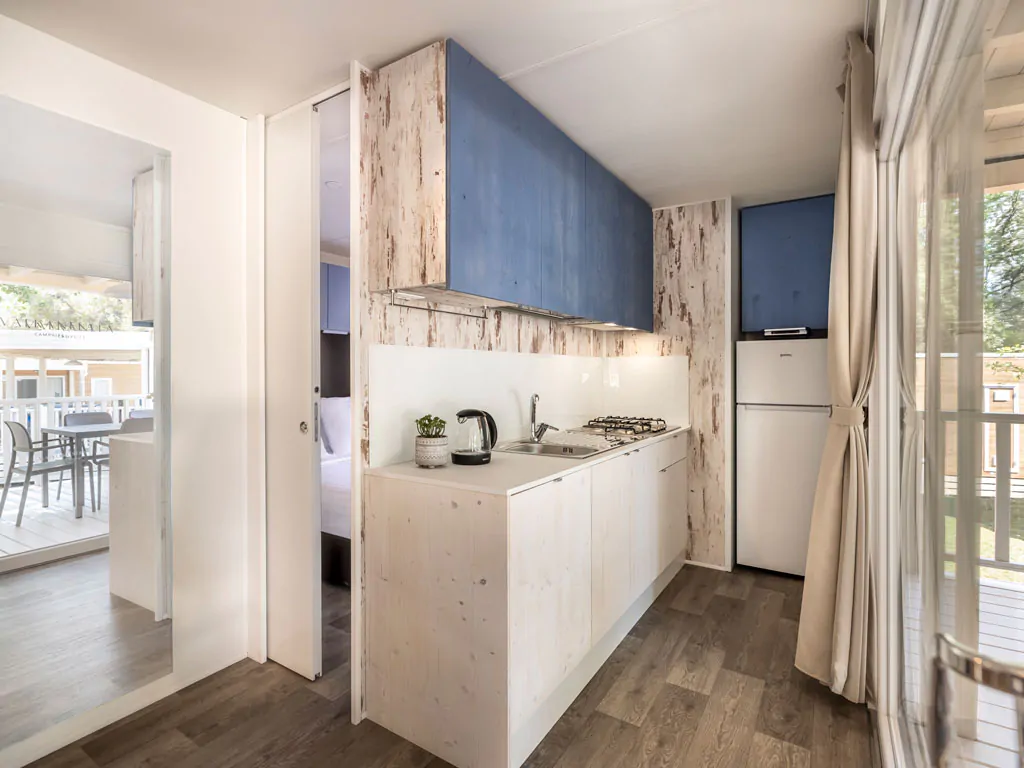 campsite-valkanela-mobile-home-forest-escape-family-interior-kitchen-2