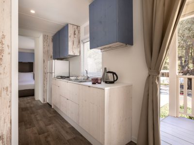 campsite-valkanela-mobile-home-forest-escape-family-interior-kitchen-view