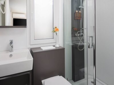 aminess-avalona-camping-resort-amber-sea-luxury-holiday-home-pool-bathroom