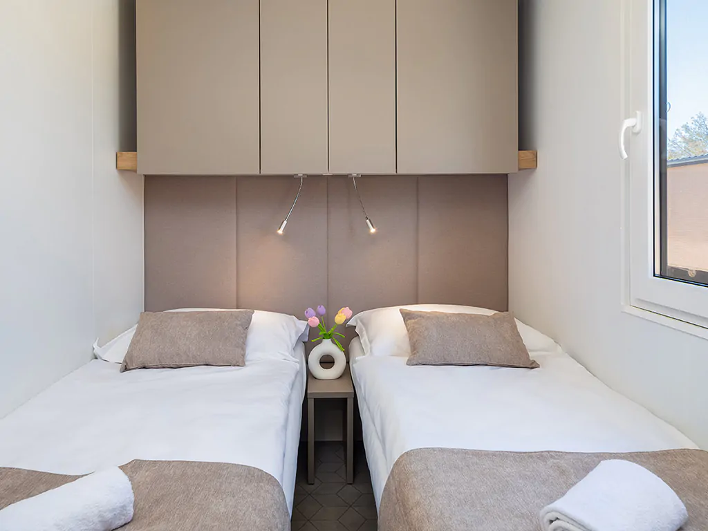 aminess-avalona-camping-resort-family-premium-holiday-home-interior-bedroom-single-beds-view