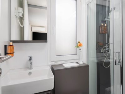 aminess-avalona-family-luxury-holiday-home-pool-bathroom