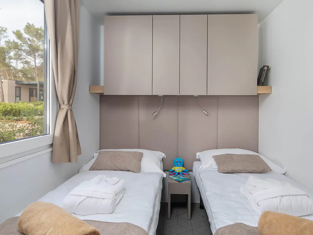 aminess-avalona-family-luxury-holiday-home-pool-bedroom-single-beds