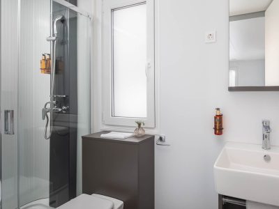 aminess-avalona-luxury-holiday-home-pool-bathroom-2