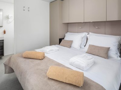 aminess-avalona-luxury-holiday-home-pool-bedoom-2