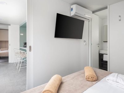 aminess-avalona-luxury-holiday-home-pool-bedoom-tv-2