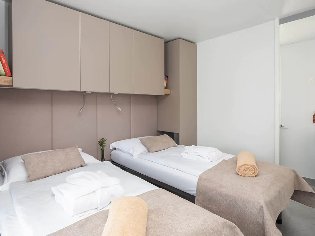 aminess-avalona-luxury-holiday-home-pool-single-beds-2