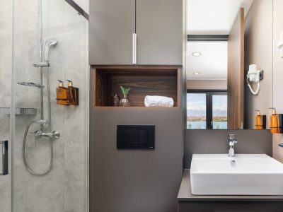 aminess-avalona-luxury-mare-glamping-villa-pool-bathroom