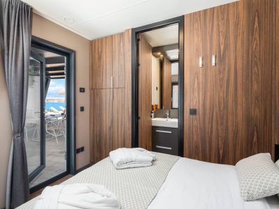 aminess-avalona-luxury-mare-glamping-villa-pool-bedroom