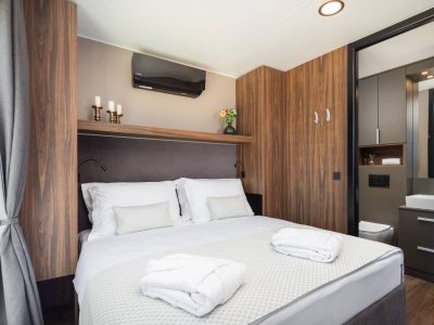 aminess-avalona-luxury-mare-glamping-villa-pool-bedroom-i