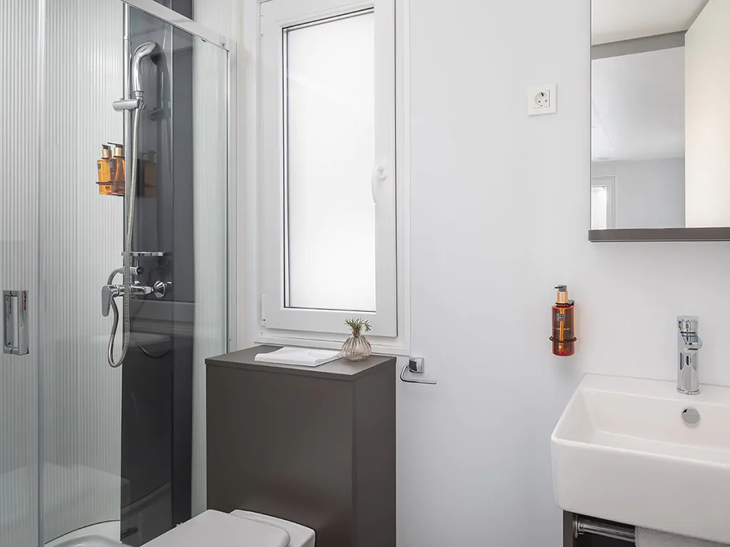 aminess-avalona-premium-holiday-home-interior-bathroom