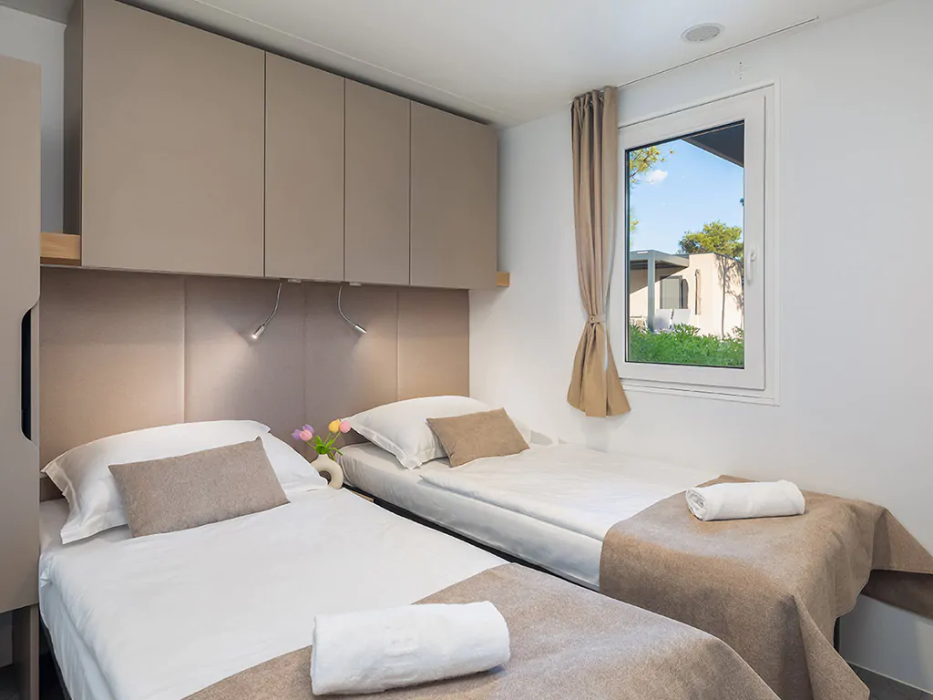 aminess-avalona-premium-holiday-home-interior-bedroom-single-beds