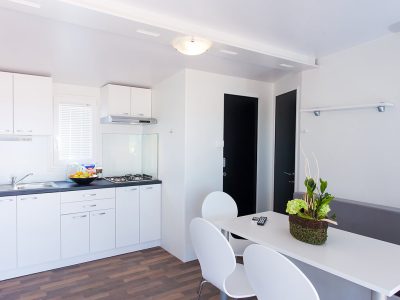 camping-park-umag-mobile-home-lavanda-interior-kitchen-dining-table