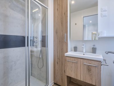 campsite-santa-marina-mobile-home-romantic-suite-bathroom