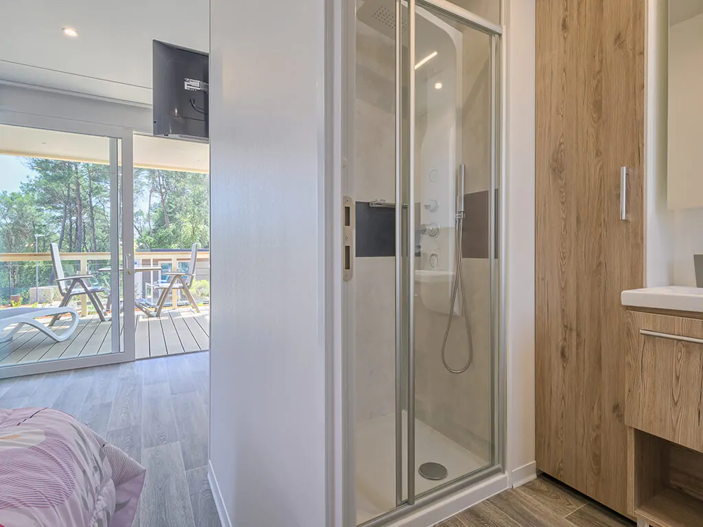 campsite-santa-marina-mobile-home-romantic-suite-bathroom-living-room