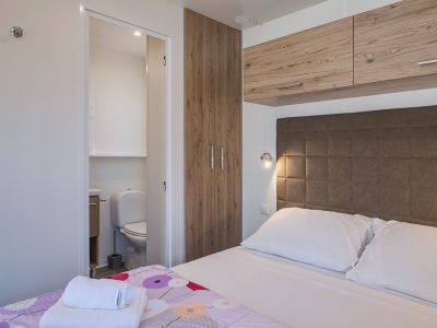 campsite-santa-marina-mobile-home-romantic-suite-interior-bedroom-bathroom