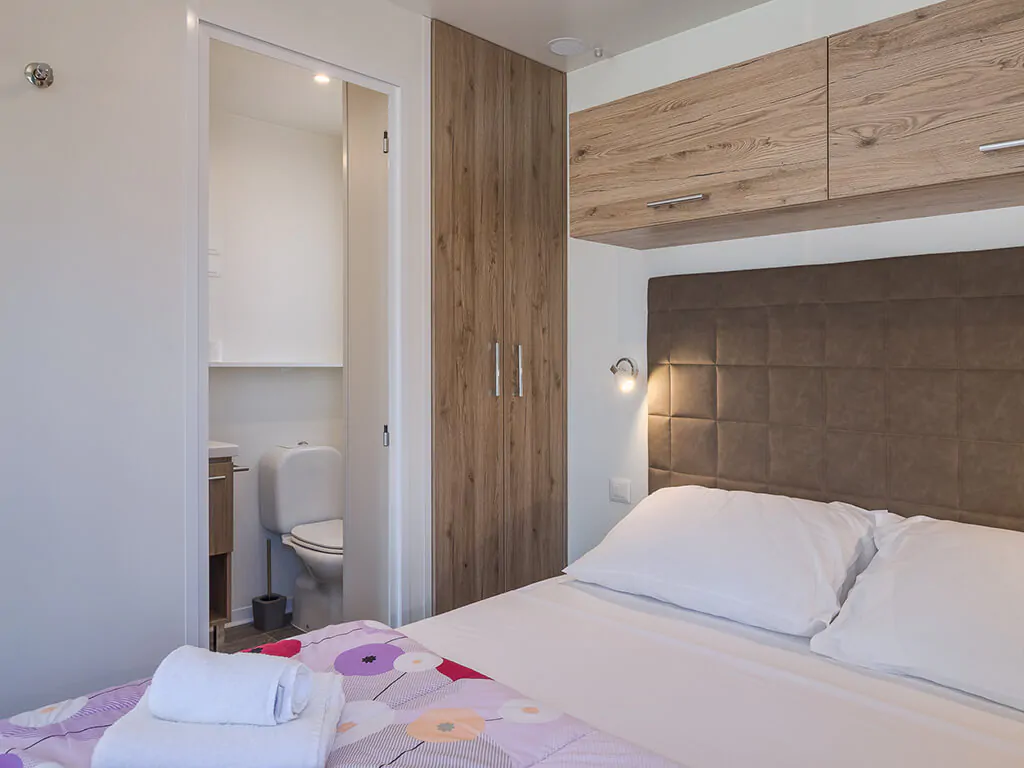 campsite-santa-marina-mobile-home-romantic-suite-interior-bedroom-bathroom