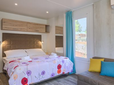 campsite-santa-marina-mobile-home-romantic-suite-interior-bedroom-double-bed
