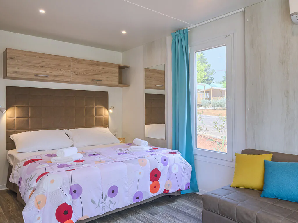 campsite-santa-marina-mobile-home-romantic-suite-interior-bedroom-double-bed