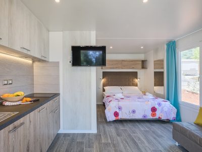 campsite-santa-marina-mobile-home-romantic-suite-interior-kitchen-bedroom