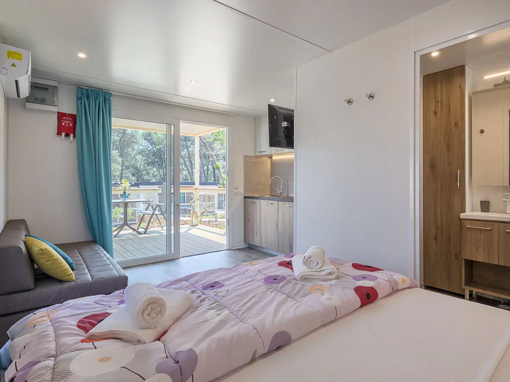 campsite-santa-marina-mobile-home-romantic-suite-interior-kitchen-bedroom-i