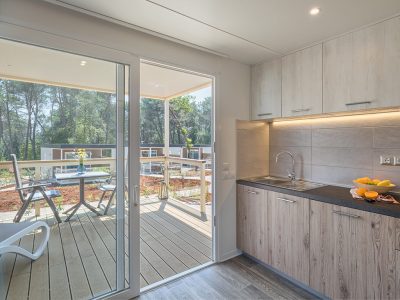 campsite-santa-marina-mobile-home-romantic-suite-interior-kitchen-i