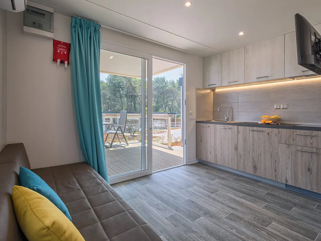 campsite-santa-marina-mobile-home-romantic-suite-interior-kitchen