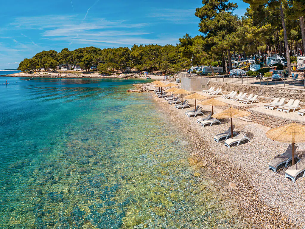 campsite-cikat-beachside-crystal-clear-sea-sunbeds