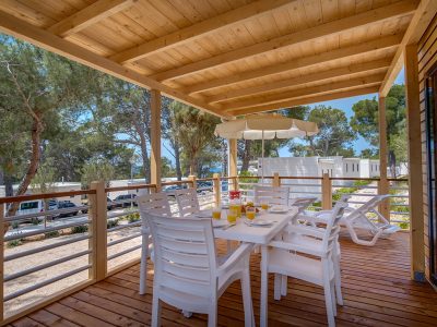 campsite-cikat-mobile-home-easy-freedhome-exterior-covered-terrace-dining-table