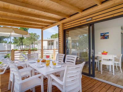 campsite-cikat-mobile-home-easy-freedhome-exterior-terrace-dining-table