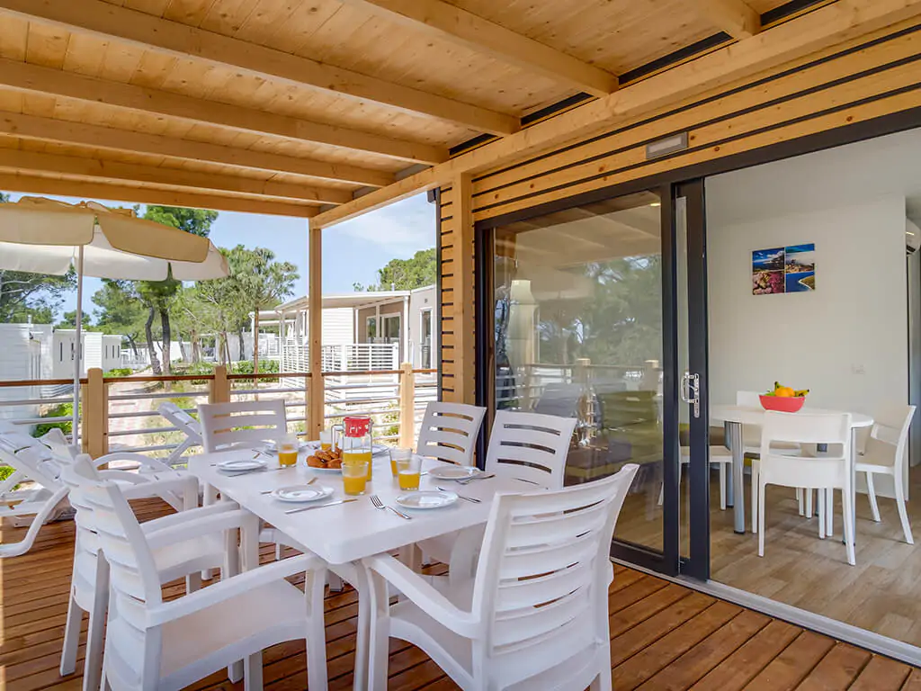 campsite-cikat-mobile-home-easy-freedhome-exterior-terrace-dining-table