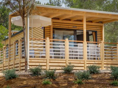 campsite-cikat-mobile-home-easy-freedhome-exterior-wooden-covered-terrace