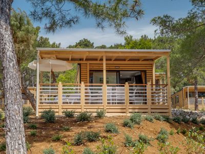 campsite-cikat-mobile-home-easy-freedhome-exterior-wooden-covered-terrace-i