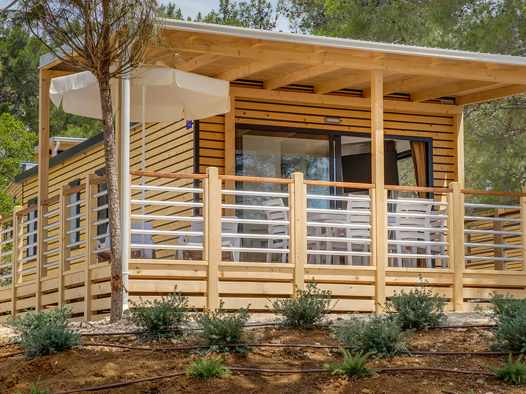 campsite-cikat-mobile-home-easy-freedhome-exterior-wooden-covered-terrace