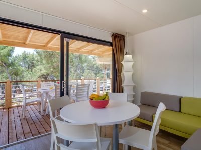 campsite-cikat-mobile-home-easy-freedhome-interior-kitchen-living-room-dining-table