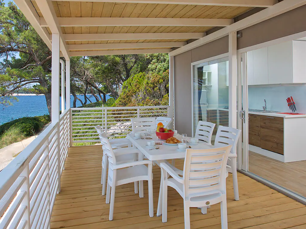 campsite-cikat-mobile-home-type-c-exterior-terrace-dining-table