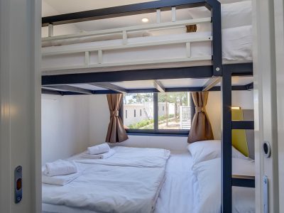 campsite-cikatmobile-home-easy-freedhome-interior-bedroom-single-beds-bunk-bed