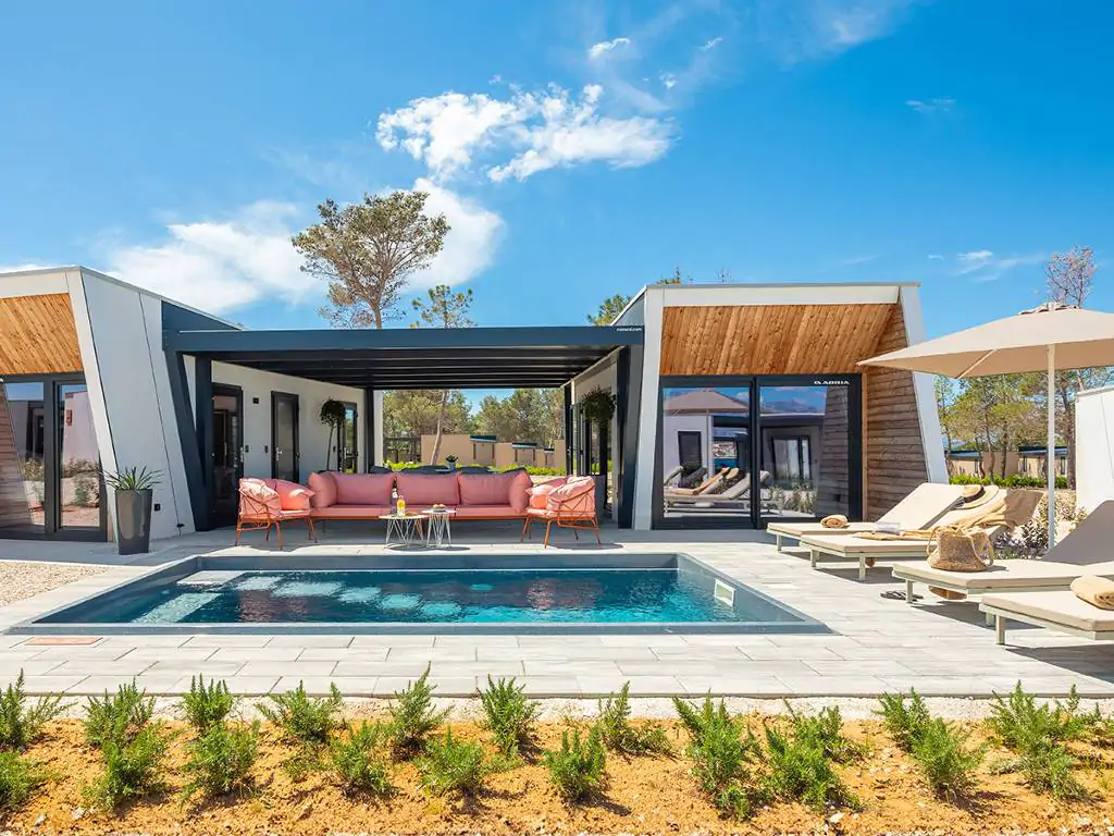 luxury-glamping-villa-pool