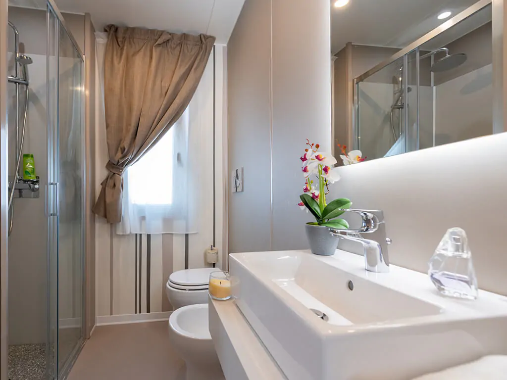 campsite-cenesatico-mobile-home-giove-interior-bathroom