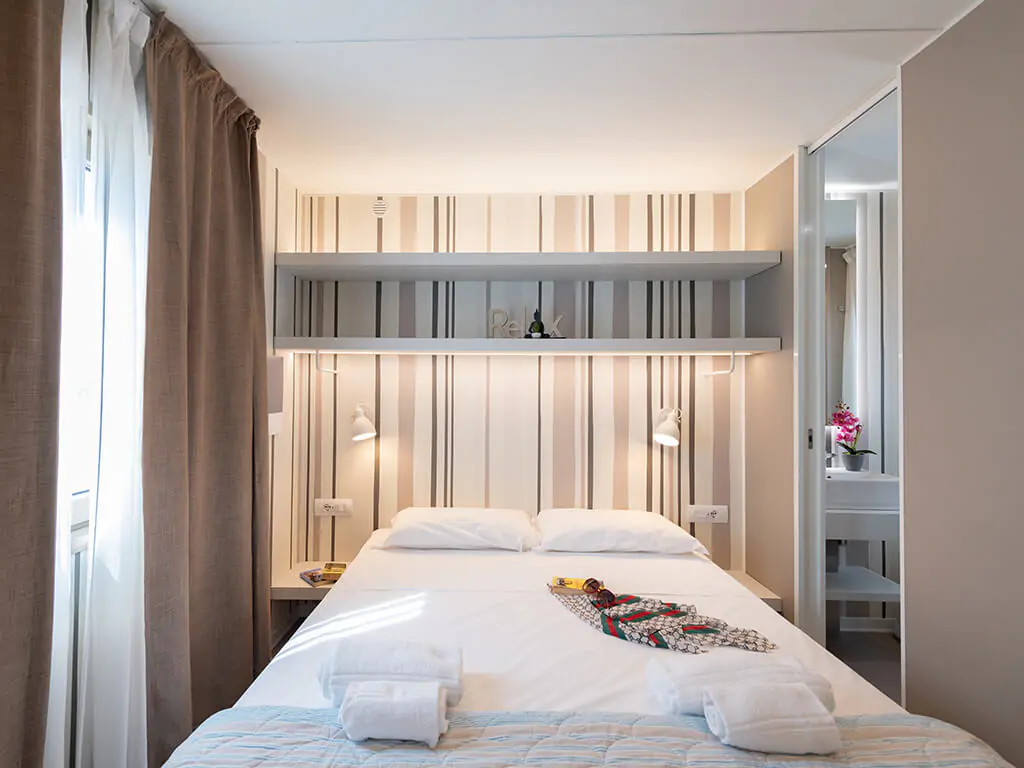 campsite-cenesatico-mobile-home-giove-interior-bedroom-double-bed