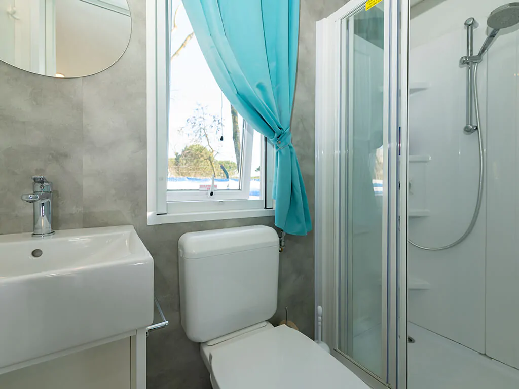 campsite-cenesatico-mobile-home-vega-interior-bathroom