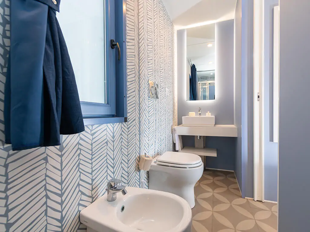 campsite-cenesatico-mobile-home-venere-interior-bathroom