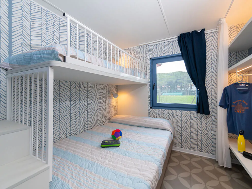 campsite-cenesatico-mobile-home-venere-interior-bedroom-bunk-bed